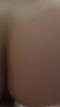 Grande culo milf che mi cavalca mentre la ragazza guarda