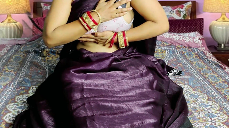 desi bhabhi videos: Bhabhi xinh đẹp màu hồng saree đít làm tình mạnh bạo qua đường...