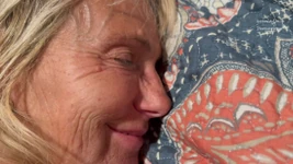 Moglie arrapata si fa scopare il culo fino all'orgasmo.