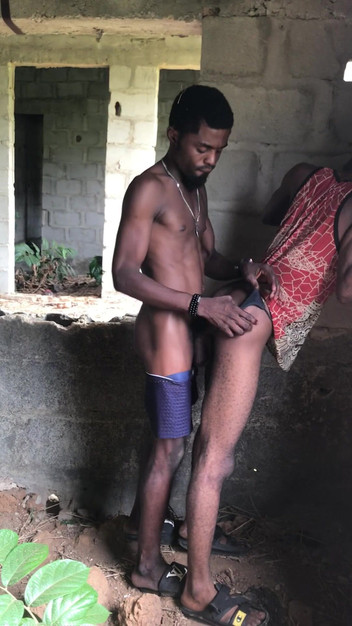 Sexylary: Seks na świeżym powietrzu w nieukończonym domu z topem, który ma...