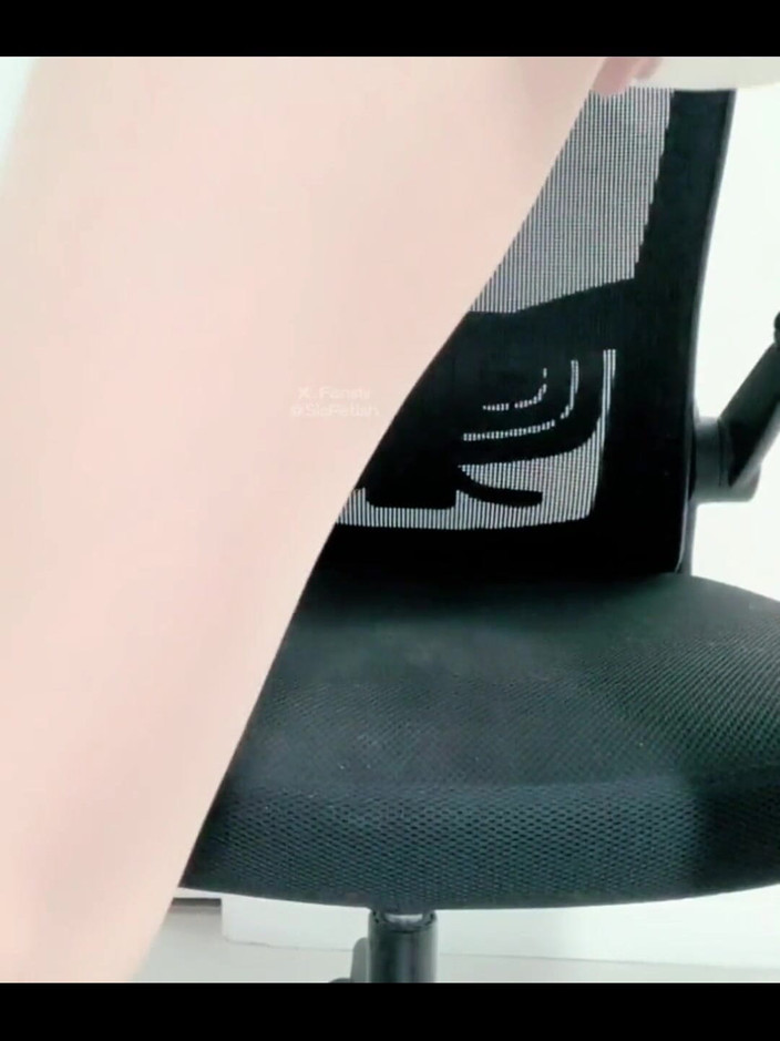 sisfetish: मुझे सेक्स की लत है। मैं मुझे बांधूंगा, तुम्हें अपने रेशमी पैरों से छेड़ूंगा, और आपके लिए हस्तमैथुन करूंगा। क्या यह काफी रोमांचक है?