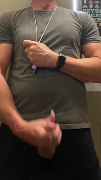 Jockdad87 entlädt sein sperma im Geräteschrank Agaion