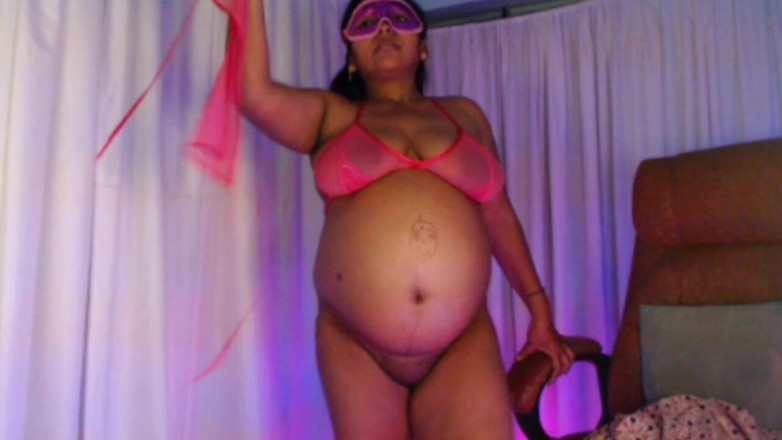 HotGirl21: Sexy těhotná dívka v bikinách show.