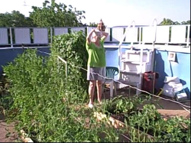 BBW nurse Vicki adventures with friends: Gilf dans le jardin court mais doucement réparatrice