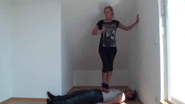 Foot Girls: Saltos planos pisando nele