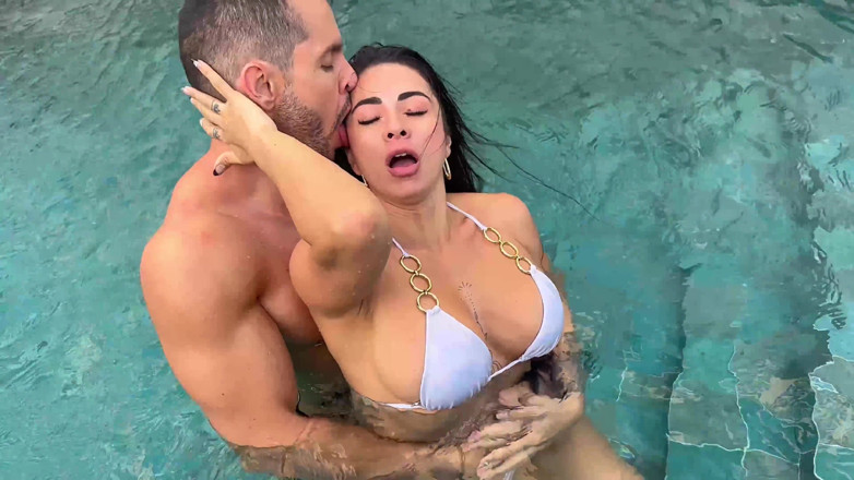 Duncan Saint: Silvana lee hot di ruangan sauna