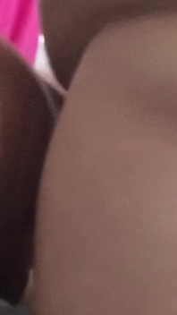 항문을 열어둔 채 MILF 소녀는 곧 사정하게 부어 끝내게 한다