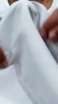 หนังโป๊เงาวับมือรูดควย - ชุดขาวเงาวับไหมซาตินถูหัวควย (86)