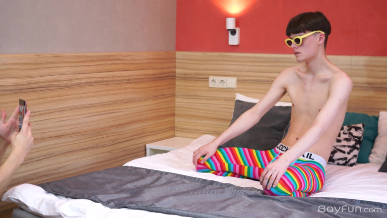 Boyfun: Ateşli sarışın genç kız tombul götünü prezervatifsiz siktiriyor