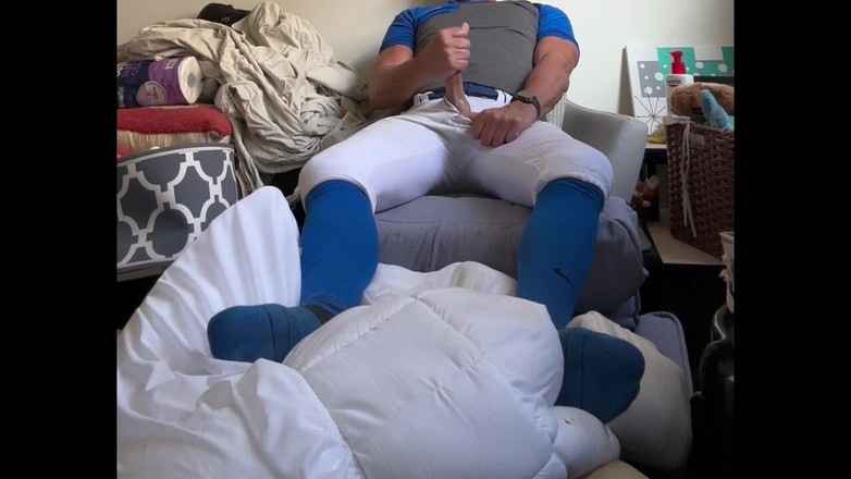 JockDad87: Pemain bisbol alfa Jockdad87 menyemprotkan jock-nya ke dalam perlengkapan birunya.