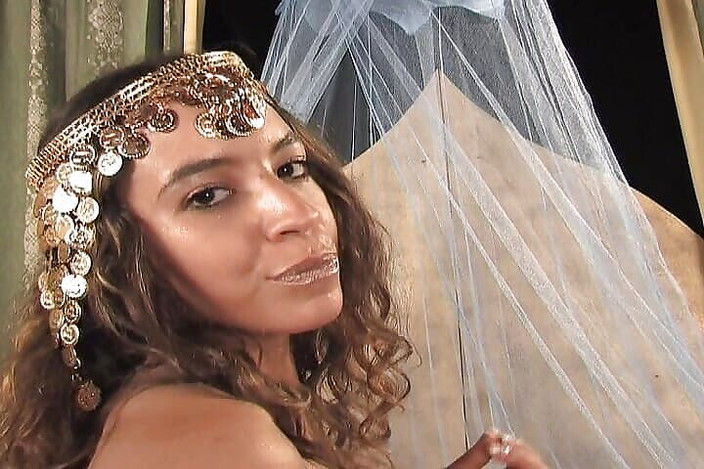 Filles Francaises: 美しいフランス人形は、ホットなチンコ騎乗セッションの後に精子を食べる