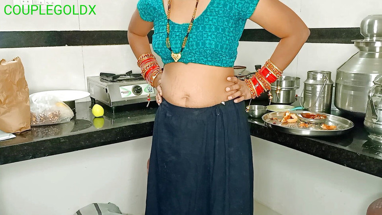 Sexy Komal: Hadi komal, sabah yatak odasında mutfak gereçlerini yıka