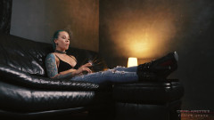 Cruel Anettes fetish world: Anette Fuma em Jeans e Botas 4K