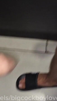 Baisé Un Agent De Sécurité Dans L’urinoir D’un Centre Commercial! Chaud Exclusif Des Gars Affamés De Bite. Baise Aléatoire