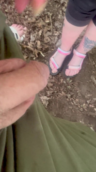 P sur ses jolies sandales roses, caméra concentrée sur ses pieds ma bite la voit couler