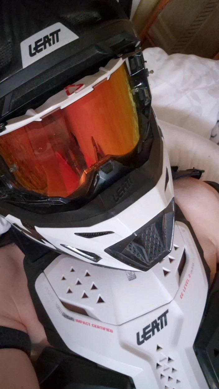 Sneakersmax98: Kiedy nosić ochronę motocross, uwielbiam szarpać mojego dużego kutasa