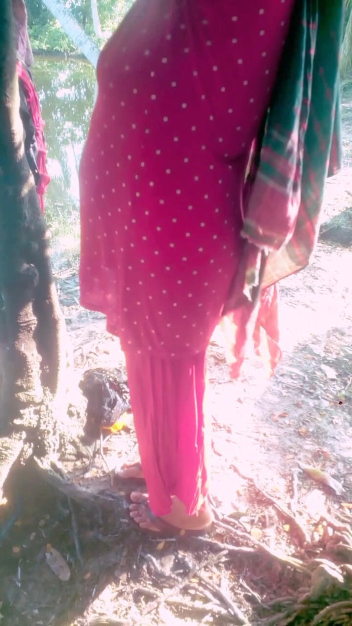 Sadia vabi: Naibroat Bhabhi Cjance Lui Dress Partea iazului