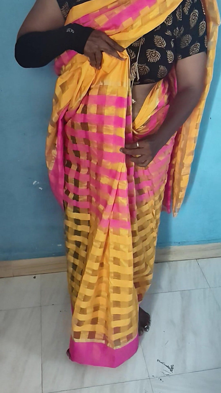Tamil lesbian: Indiancă desi îmbrăcată cu cur mare și țâțe
