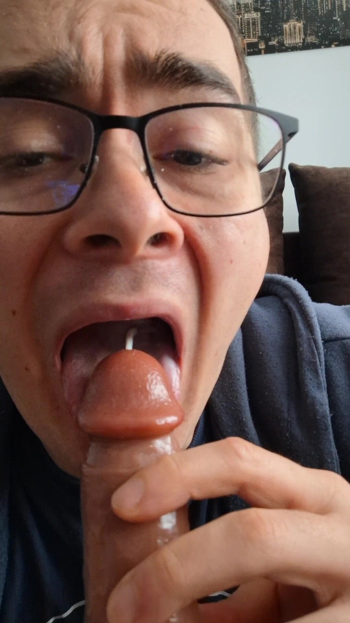 The college boy: Je te suce la bite jusqu’à ce que tu éjacules dans...