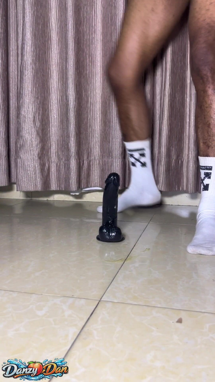DanzyDan: 젖고 분출하는 딜도 플레이