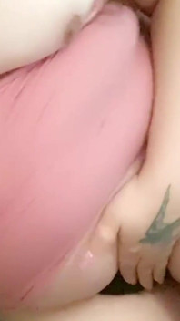 Trans dívka ukazuje její prsa