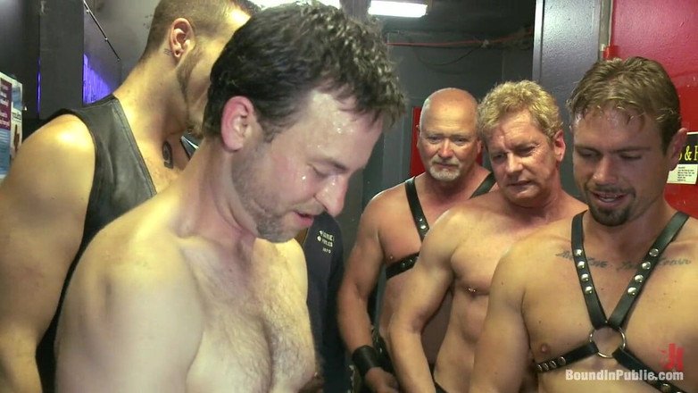 Bound in public: Nakna pandaer trick eller godis - precis i tid till Halloween