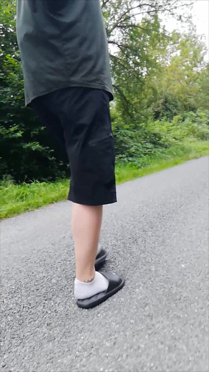 Carmen_Nylonjunge: En pantoufles et chaussettes blanches dans la nature