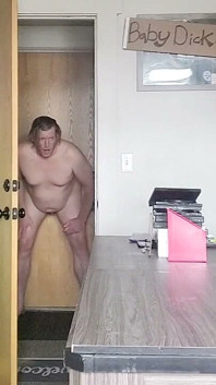 Lee Przybylowicz jugando con un consolador desnuda en el pasillo