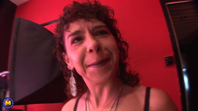 Mature NL: This Kinky Mature Slut Loves to Please Herself