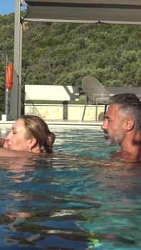 V zákulisí all natural milf julia north podvodní soft v bazénu