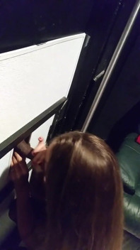 Gorąca milf daje glory hole blow job, podczas gdy mężulek jacks off