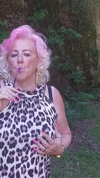 Troia matura si sditalina la figa all'aperto fino all'esplosione di squirting