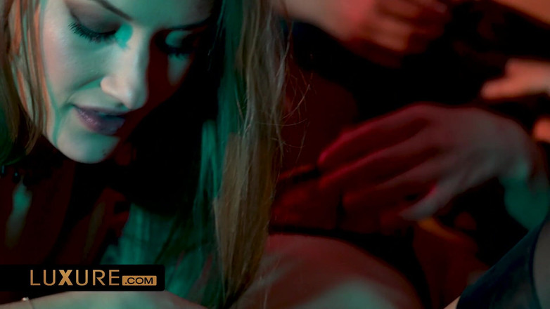 Luxure: Onweerstaanbare lesbische orgie