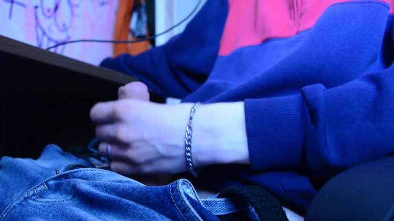 Vinn th20: I masturbate my penis while sitting on a chair