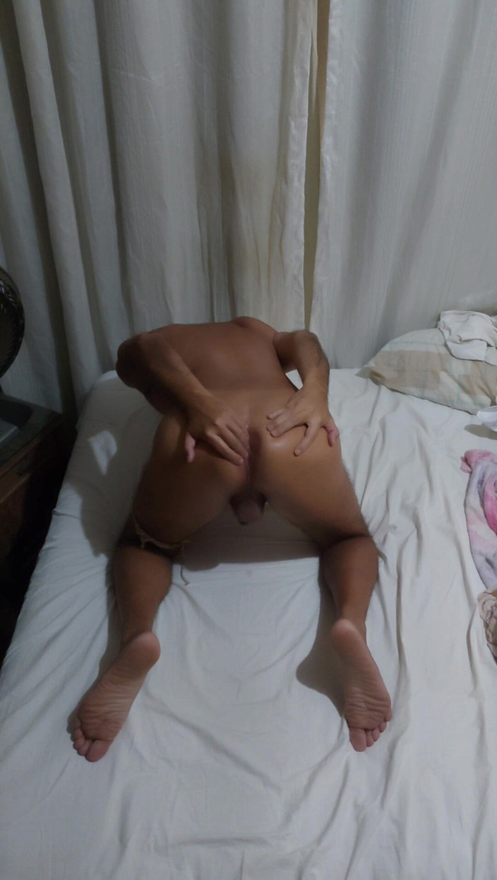 Ladysilvas: Ladysilva op het bed in haar slipje doet een striptease...