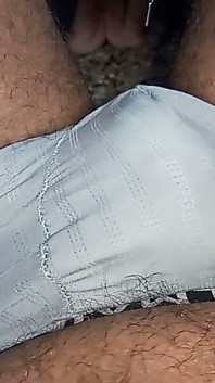 Hintli yarağım mastürbasyon yapıyor ve göğüslerini emiyor