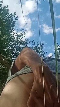 Si è segato il culo nel parco