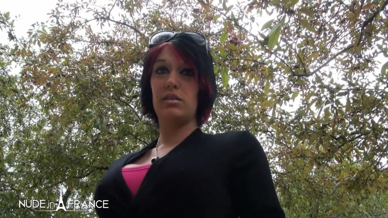 Nude in France: Prsatá holka Kenza je ošukaná a vystříkaná na obličej