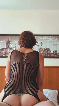 Un colega me invitó al hotel y me folló