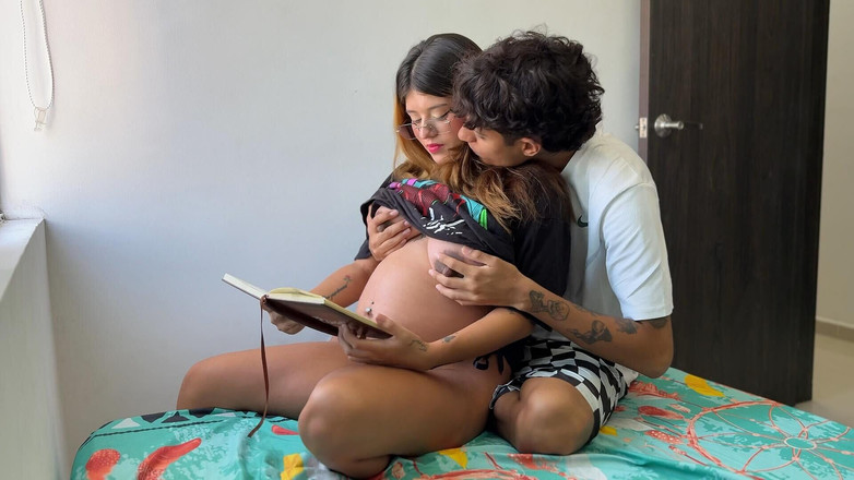 Amateurs productions: Sfrutta la mia sorellastra incinta facendo un compito per toccare...