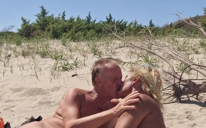 Gigi and David: Çıplaklar plajı stripchat seks gösterisi gigindave transeksüel kız arkadaş halka...
