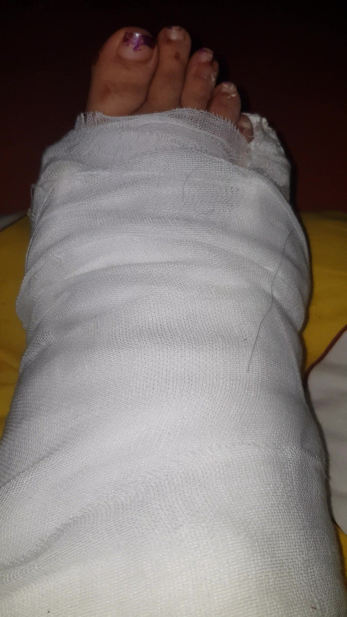 LoraBbw: Aku lagi asik goyangin kakiku di ruangan casting bokep pertamanya