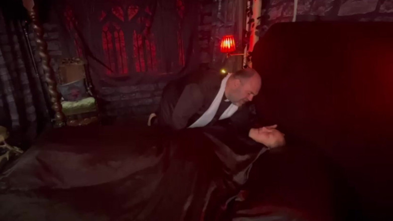 Aaexperiencesltd: Parte 1:- La Regina Vampiro trasforma il prete in una puttana...