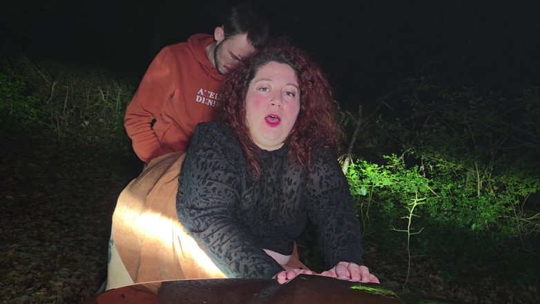 abricot sucree: Pequeña zorra siendo follada en el bosque por la noche