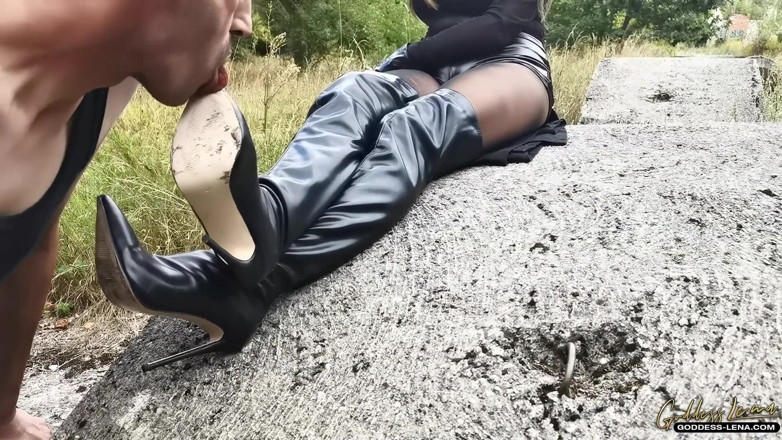 Goddess Lena: Ssij moje buty OTK!