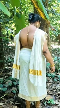 Kerala Style tradycyjny zestaw Mundu, dziewczyna nago na zewnątrz odsłaniając jej seksowne nagie ciało.