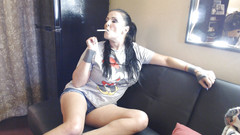 Abby Anna: Dym pęka na kanapie