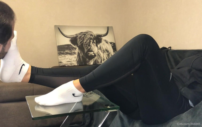 Deep Sole Devotion: Dirty white sneaker fame - stinkende Socken im Gesicht mit Valeria...