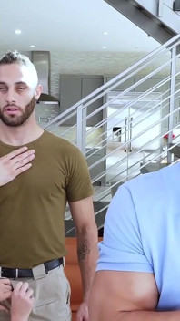 Eine gute stiefmutter kann ihren beiden typen einen handjob unter dem tisch geben