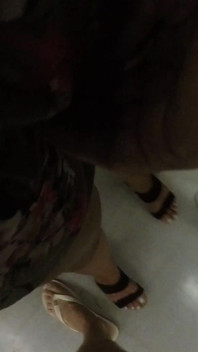 Une MILF Sexy Attrape Et Caresse Ma Bite Bien Dure À Travers Un Short Dans Un Train Bondé